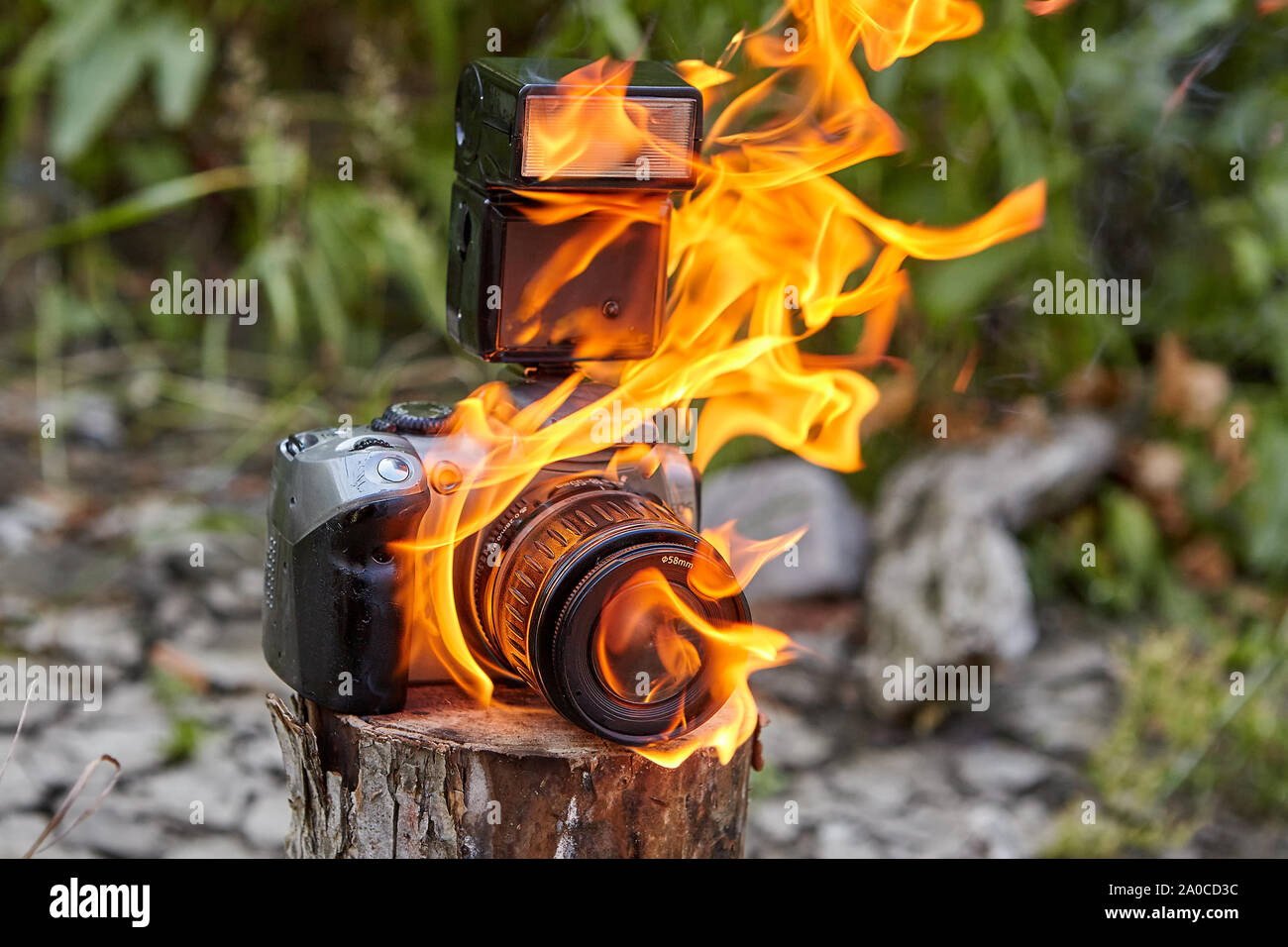 Feu de forêt ont causé des dommages à la propriété de randonneurs, le feu détruit l'équipement photo, un appareil photo reflex numérique avec un zoom et un flash électronique. Le camer Banque D'Images