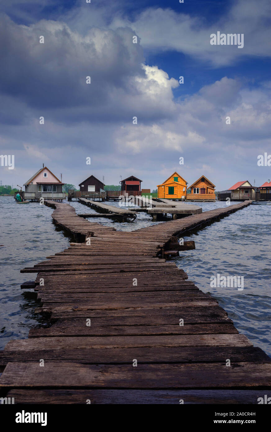 Bokod village flottant avec piers et pêche chalets en bois, dans un matin venteux. Lac de Bokod, la Hongrie, l'Europe. Banque D'Images