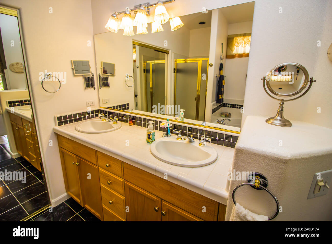 La salle de bains principale avec meuble-lavabo et deux lavabos Banque D'Images