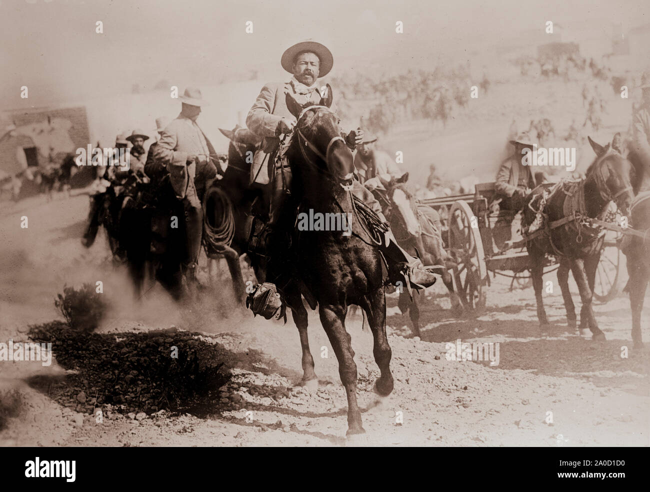 Le général Francisco "Pancho" Villa (1877-1923) à cheval, au cours de la révolution mexicaine. Peut-être prise au moment de la bataille de Ojinga, Chihuahua, qui a eu lieu en janvier 1914. Banque D'Images