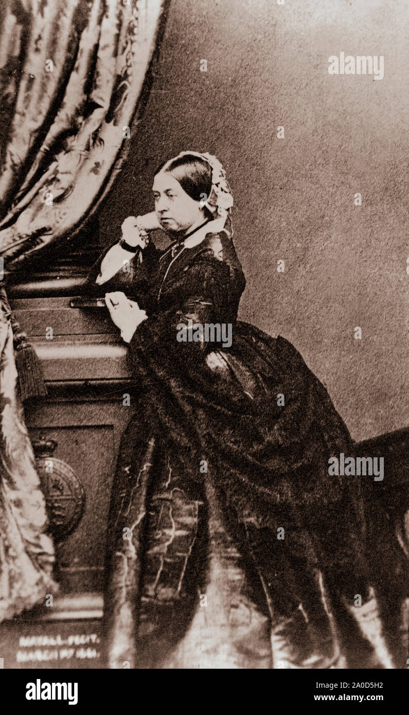 Victoria (Alexandrina Victoria ; 24 mai 1819 - 22 janvier 1901) fut reine du Royaume-Uni de Grande-Bretagne et d'Irlande de 20 juin 1837 jusqu'à sa mort. Le 1er mai 1876, elle a adopté le titre supplémentaire de l'Impératrice de l'Inde. Connu sous le nom de l'ère victorienne, son règne de 63 ans et sept mois était plus longue que celle de n'importe quel de ses prédécesseurs. C'était une période d'activités industrielles, scientifiques, culturelles, politiques, et militaires au Royaume-Uni, et a été marquée par une grande expansion de l'Empire britannique. Victoria était la fille du prince Edward, duc de Kent et Strathearn. Banque D'Images