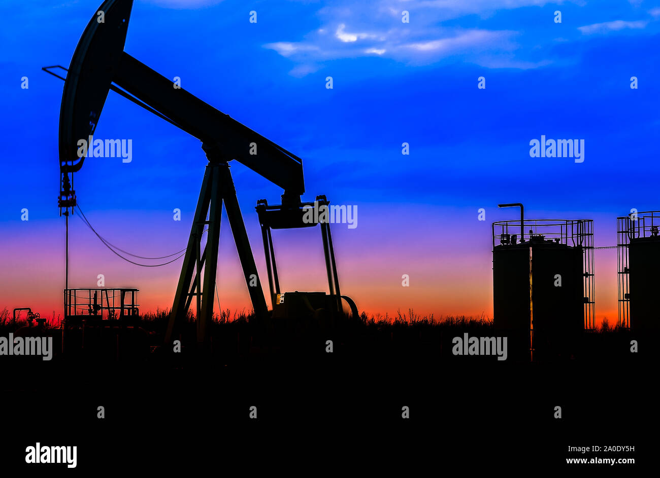 Pompes à huile Silhouette de champ de pétrole à Nice avec fond de ciel coucher de soleil Banque D'Images