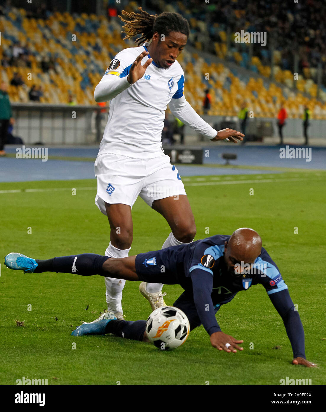 Kiev, Ukraine. 19 Sep, 2019. Fouad Bachirou de Malmö FF (R) se bat pour la balle avec Gerson Rodrigues du Dynamo Kiev (L), au cours de l'UEFA Europa League 2019/2020 phase groupe football match jour 1 jeu, entre Malmö FF Suédois et Ukrainiens FC Dynamo Kyiv, les CSN stade Olimpiyskiy. (Score final : Dynamo Kiev 1-0 Malmö FF) Credit : SOPA/Alamy Images Limited Live News Banque D'Images