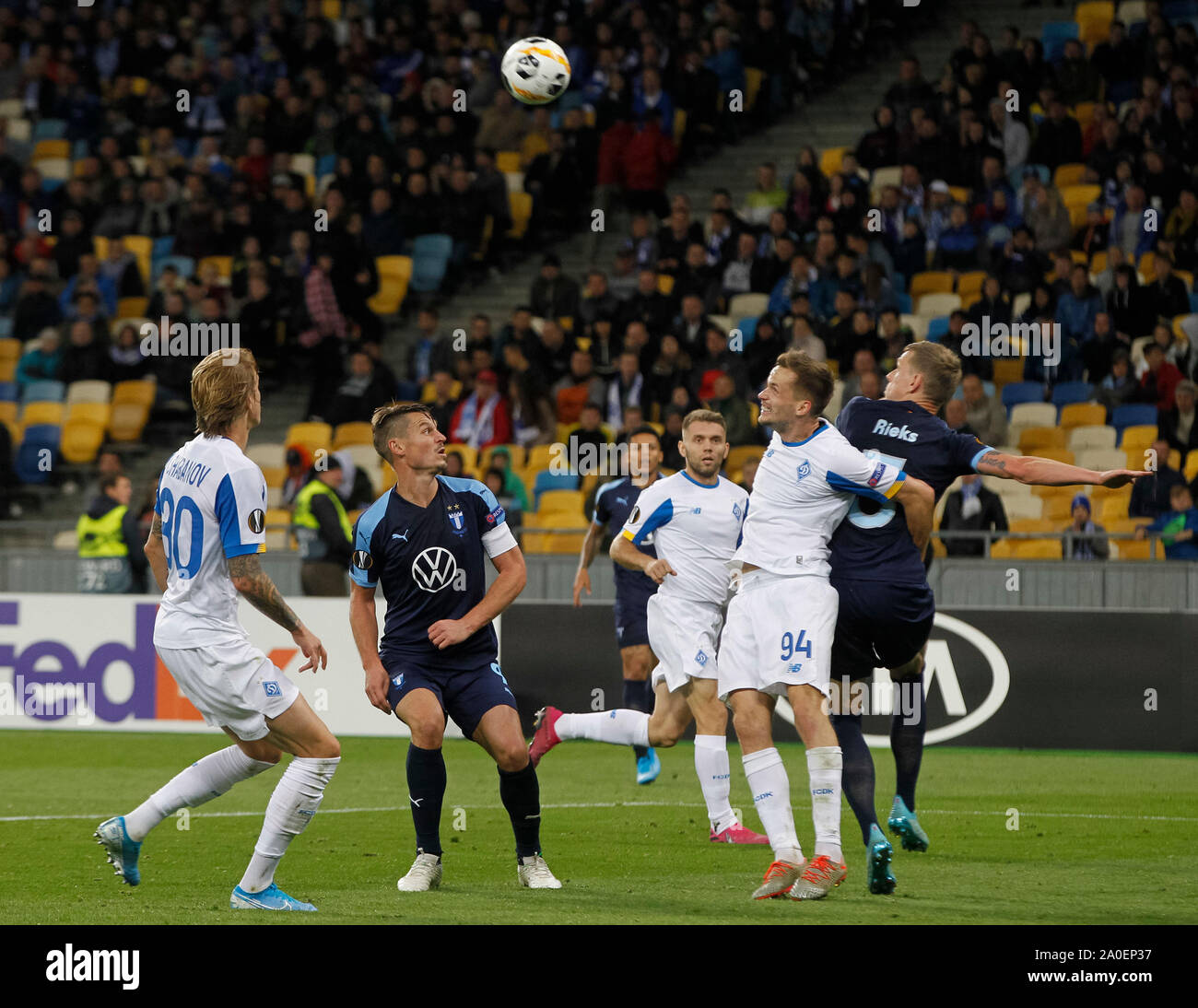 Kiev, Ukraine. 19 Sep, 2019. Soren Rieks de Malmö FF (R) se bat pour la balle avec Tomasz Kedziora de Dynamo Kiev (2-R), au cours de l'UEFA Europa League 2019/2020 phase groupe football match jour 1 jeu, entre Malmö FF Suédois et Ukrainiens FC Dynamo Kyiv, les CSN stade Olimpiyskiy. (Score final : Dynamo Kiev 1-0 Malmö FF) Credit : SOPA/Alamy Images Limited Live News Banque D'Images