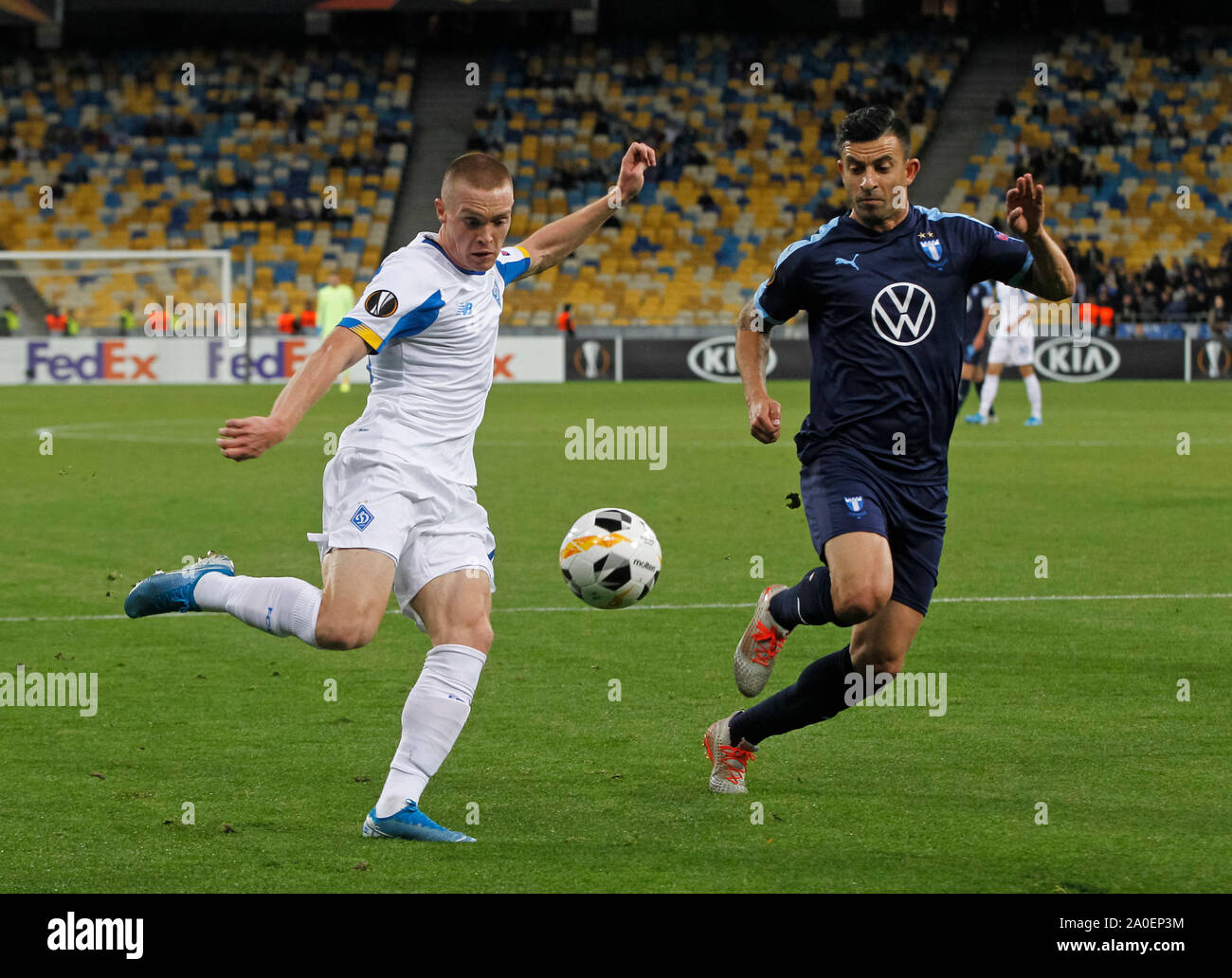 Kiev, Ukraine. 19 Sep, 2019. Behrang Safari de Malmö FF (R) se bat pour la balle avec Viktor Tsygankov de Dynamo Kiev (L), au cours de l'UEFA Europa League 2019/2020 phase groupe football match jour 1 jeu, entre Malmö FF Suédois et Ukrainiens FC Dynamo Kyiv, les CSN stade Olimpiyskiy. (Score final : Dynamo Kiev 1-0 Malmö FF) Credit : SOPA/Alamy Images Limited Live News Banque D'Images