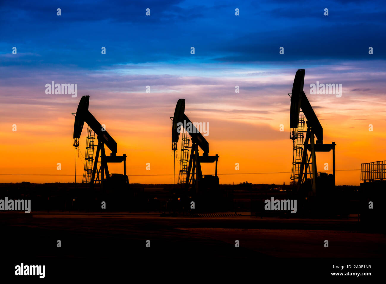Pompes à huile Silhouette de champ de pétrole à Nice avec fond de ciel coucher de soleil Banque D'Images