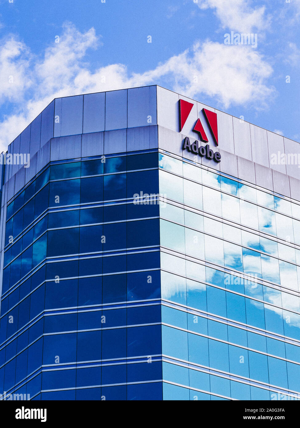 L'extérieur d'une tour commerciale abritant les bureaux d'Adobe Inc. (ADBE) à Ottawa, Canada. Banque D'Images
