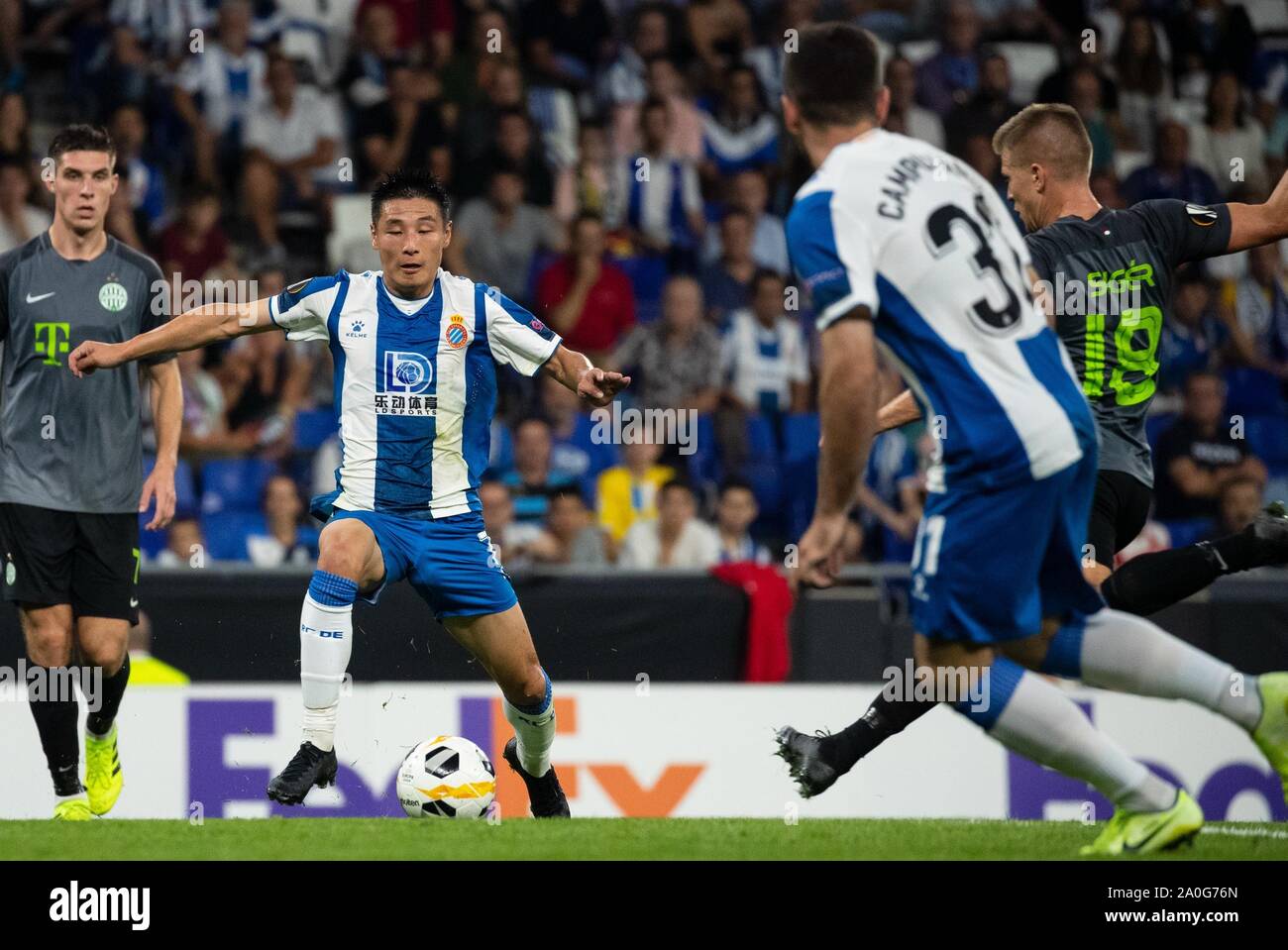 Barcelone, Espagne. 19 Sep, 2019. L'Espanyol Wu Lei (2L) lors d'un dribble l'UEFA Europa League Groupe H match de football entre l'équipe espagnole RCD Espanyol et équipe hongroise Ferencvaros à Barcelone, Espagne, le 19 septembre 2019. Credit : Joan Gosa/Xinhua/Alamy Live News Banque D'Images