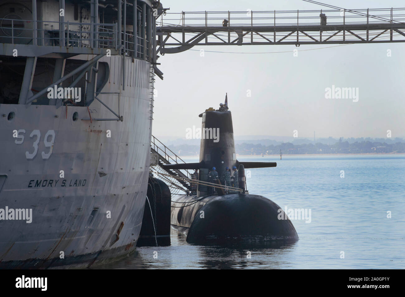 FREMANTLE, Australie (sept. 13, 2019) - Les Marins affectés au sous-marin de la classe Collins australien HMAS Sheean SSG (77) se préparer à recevoir les services de l'hôtel et des fournitures pendant l'événement de formation bilatérale avec l'USS Emory S. Land (comme 39) 13 septembre. La terre est déployé pour la 7è zone des opérations de la flotte pour soutenir les efforts de coopération en matière de sécurité dans le théâtre dans la région Indo-Pacifique. (U.S. Photo par marine Spécialiste de la communication de masse 2e classe Jordyn Diomede/libérés) Banque D'Images