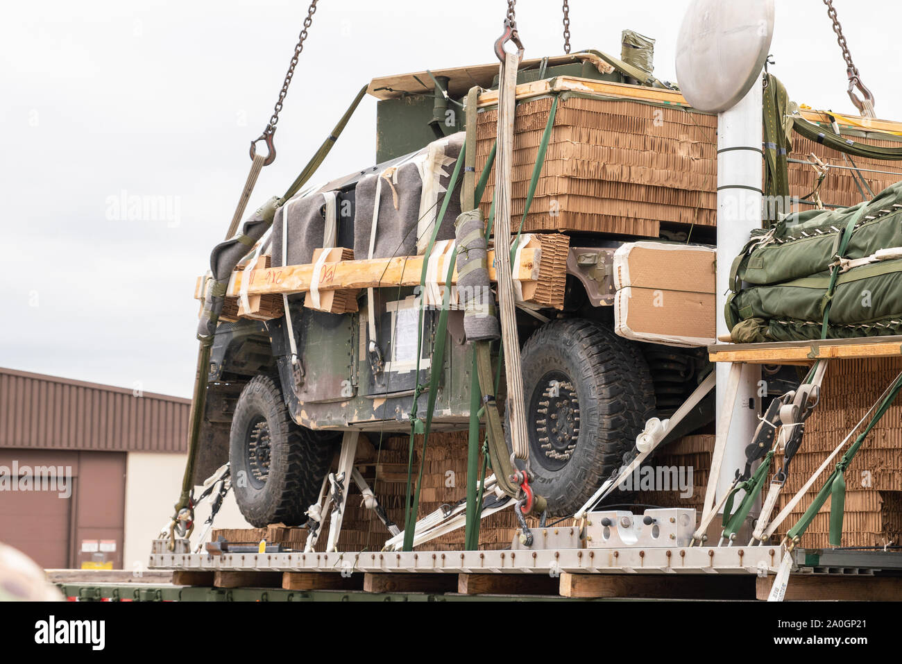 Les aviateurs américains avec le 139e Escadron de maintenance, New York Air National Guard, l'étape de l'équipement lourd sur les plates-formes la ligne de vol pendant la sortie 19 Sabre à base aérienne de Ramstein, en Allemagne, le 17 septembre 2019. SJ19 est un exercice impliquant près de 5 400 participants de 16 pays partenaires et allié à l'armée américaine et les secteurs d'entraînement Grafenwoehr Hohenfels, 3 septembre au 30 septembre 2019. SJ19 est conçu pour évaluer l'état de préparation de l'infanterie de l'armée américaine 173e Brigade aéroportée d'exécuter des opérations terrestres dans le cadre d'un combiné, l'environnement et de promouvoir l'interopérabilité avec les alliés et partenaires participants Banque D'Images