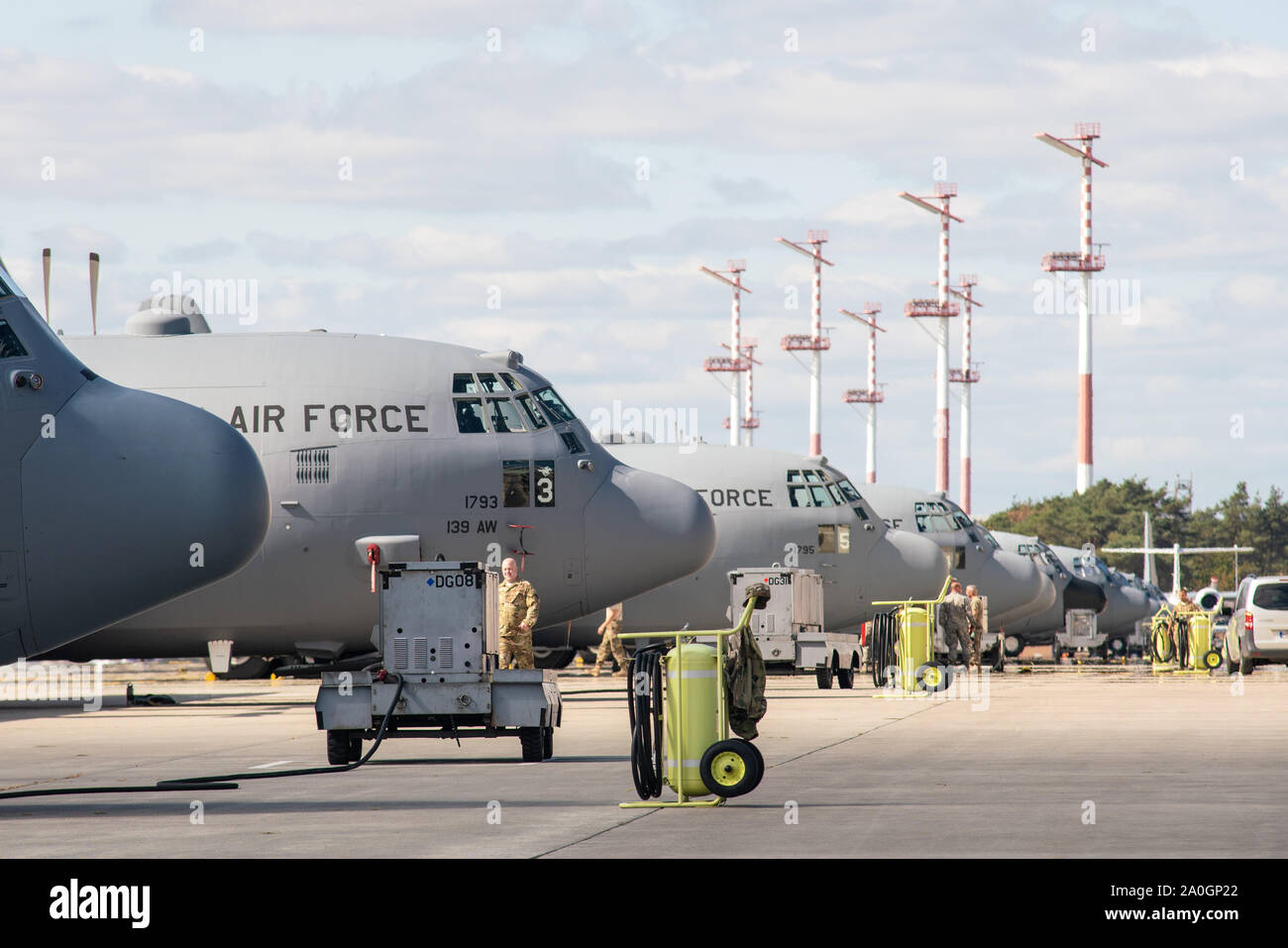 U.S. Air Force les avions Hercules C-130, sont stationnés le long de la ligne de vol de la Base aérienne de Ramstein, lors de la jonction 19 Sabre, 17 Septembre, 2019. SJ19 est un exercice impliquant près de 5 400 participants de 16 pays partenaires et allié à l'armée américaine et les secteurs d'entraînement Grafenwoehr Hohenfels, 3 septembre au 30 septembre 2019. SJ19 est conçu pour évaluer l'état de préparation de l'infanterie de l'armée américaine 173e Brigade aéroportée d'exécuter des opérations terrestres dans le cadre d'un combiné, l'environnement et à promouvoir l'interopérabilité avec les alliés et les pays partenaires. (U.S. Air National Guard photo de Tech. Le Sgt. Patrick Eve Banque D'Images