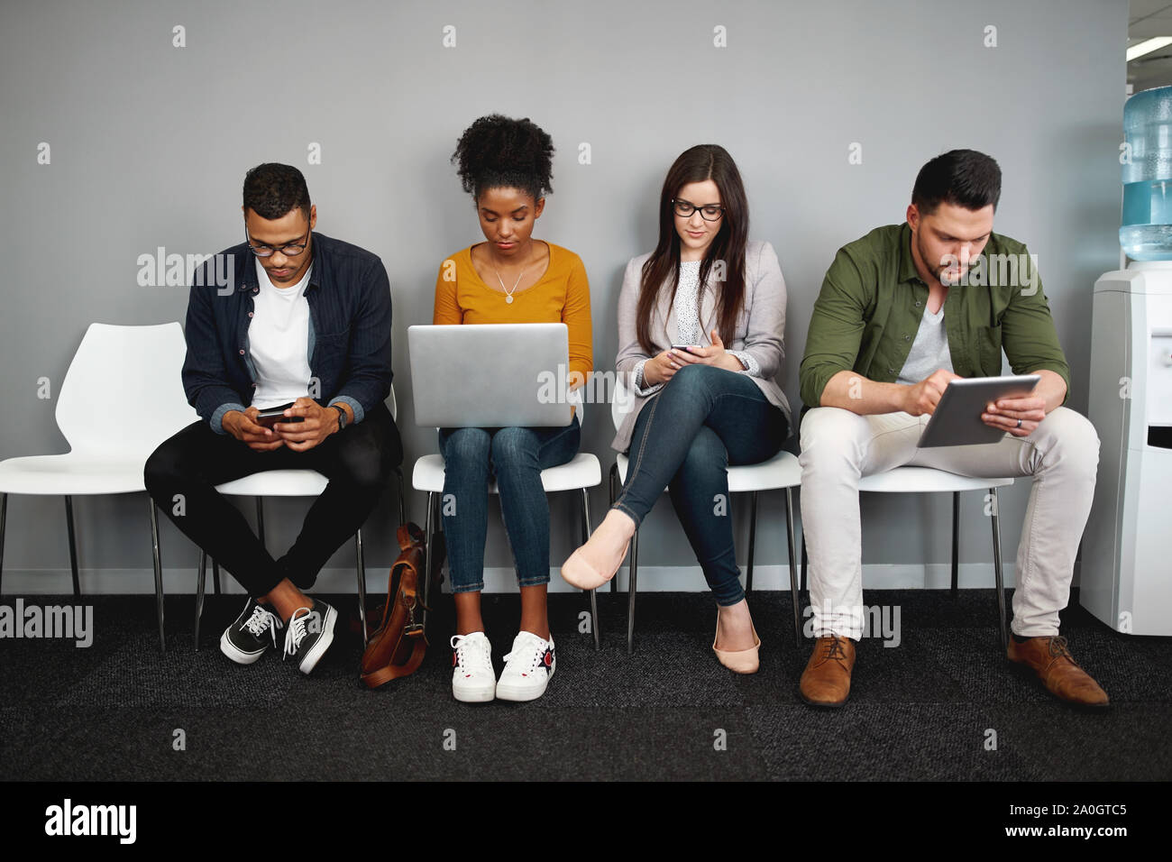 Travaux divers candidats en attente à l'office de l'entrevue d'emploi à l'aide de gadgets modernes pour la préparation du processus de recrutement Banque D'Images