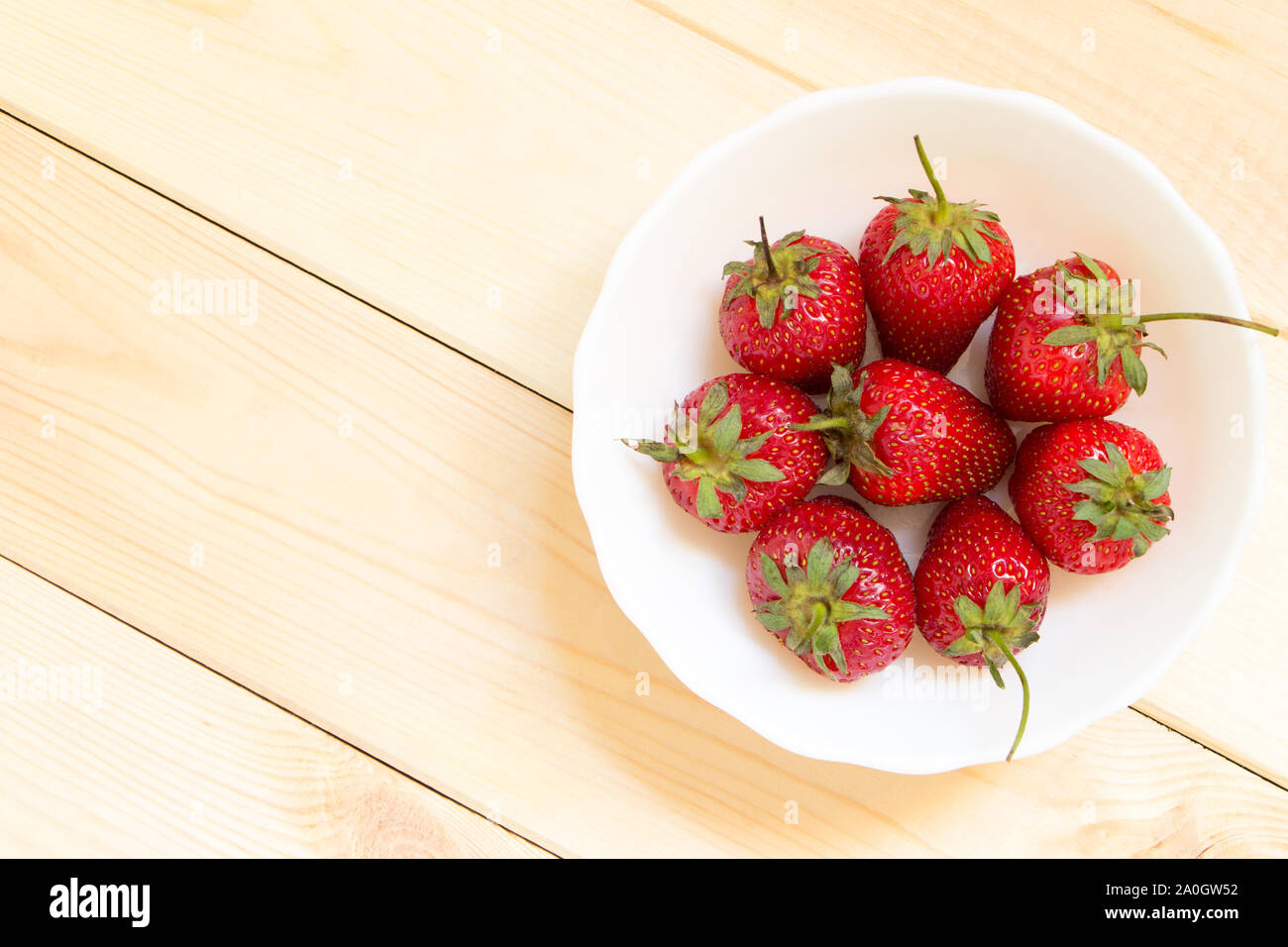 Dessert sucré pour les matières premières régime alimentaire. Snack vegan rapide de produits frais délicieux des fraises dans le bol blanc. Copier l'espace. Vue d'en haut. Banque D'Images