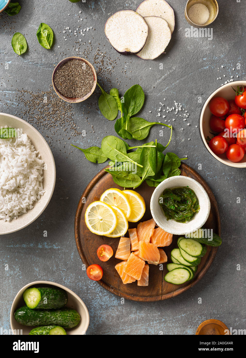 Ingrédients pour préparation bol avec poke, avocat, saumon et légumes graines chia vue supérieure Banque D'Images