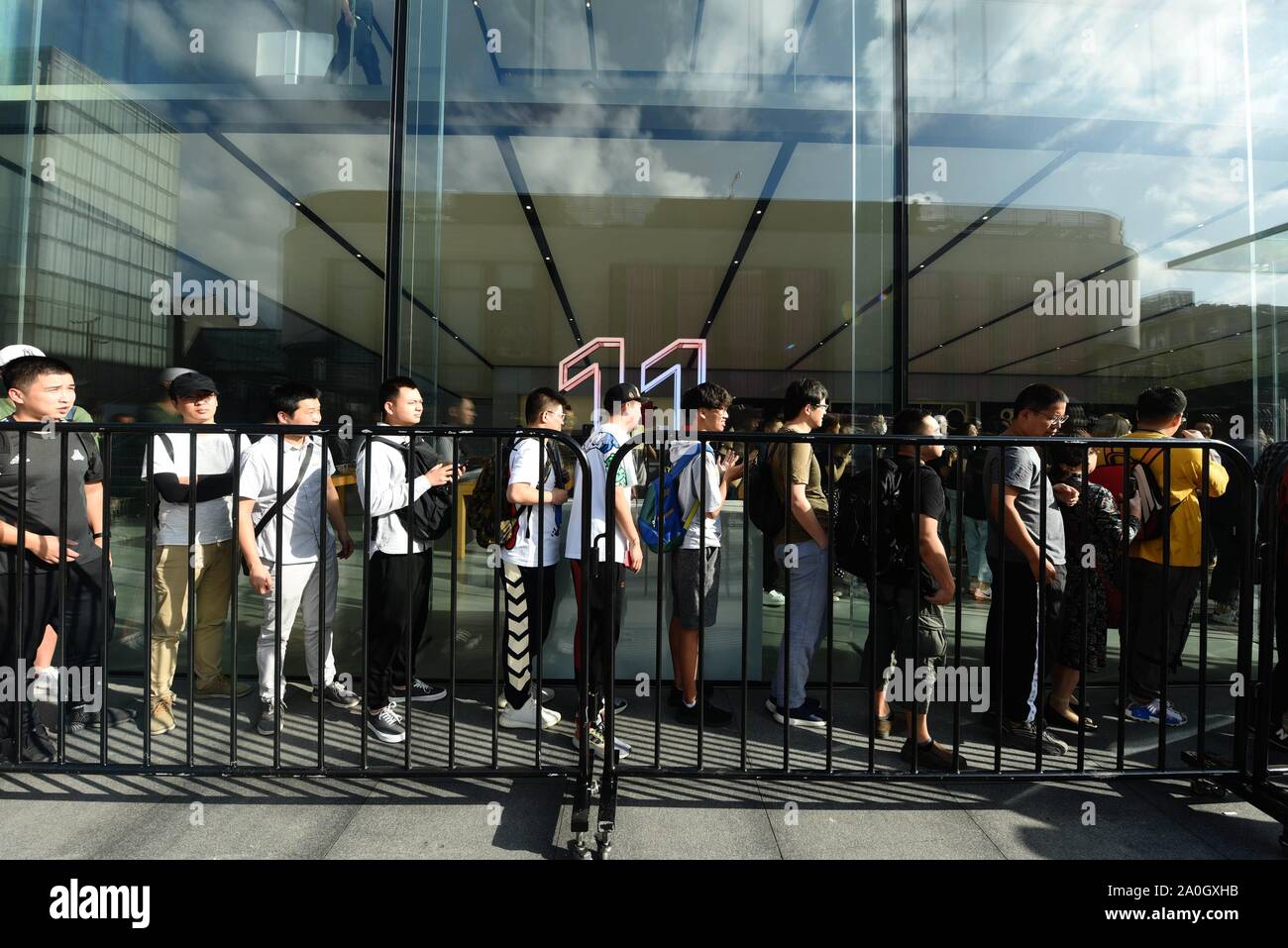 Hangzhou, Zhejiang, Chine. Sep 20, 2019. Zhejiang, Chine, le 20 septembre 2019, les clients se sont alignés pour acheter le nouvel iPhone Apple11 téléphone devant le lac de l'ouest d'Apple flagship store à Hangzhou. Crédit : SIPA Asie/ZUMA/Alamy Fil Live News Banque D'Images