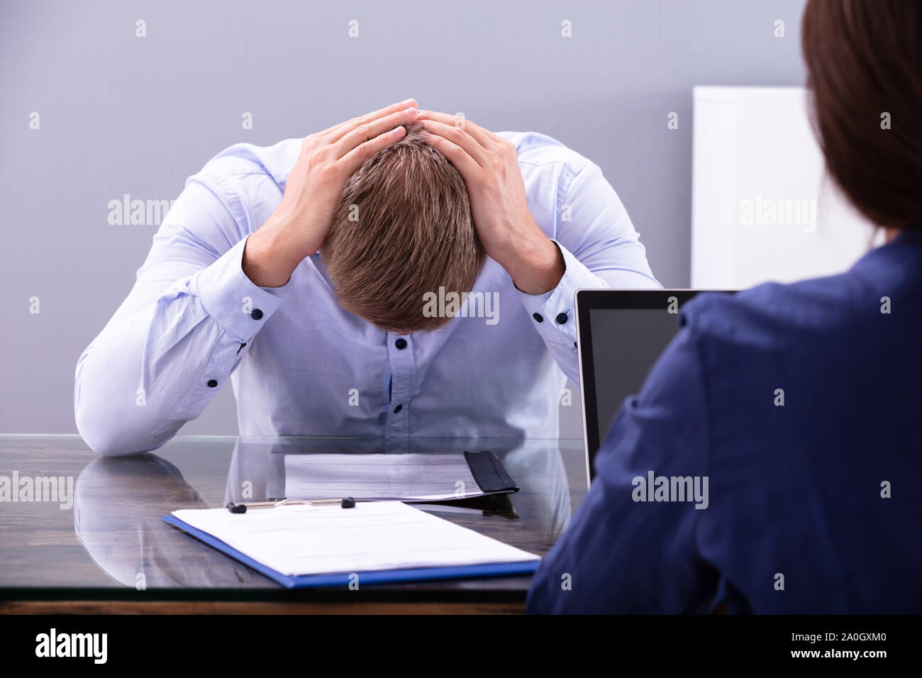 Les jeunes ont souligné Business Man Holding sa tête au moment de l'Interview in Office Banque D'Images