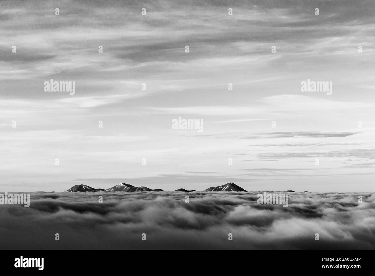 Montagnes au loin au-dessus d'une mer de brume comme les îles Banque D'Images