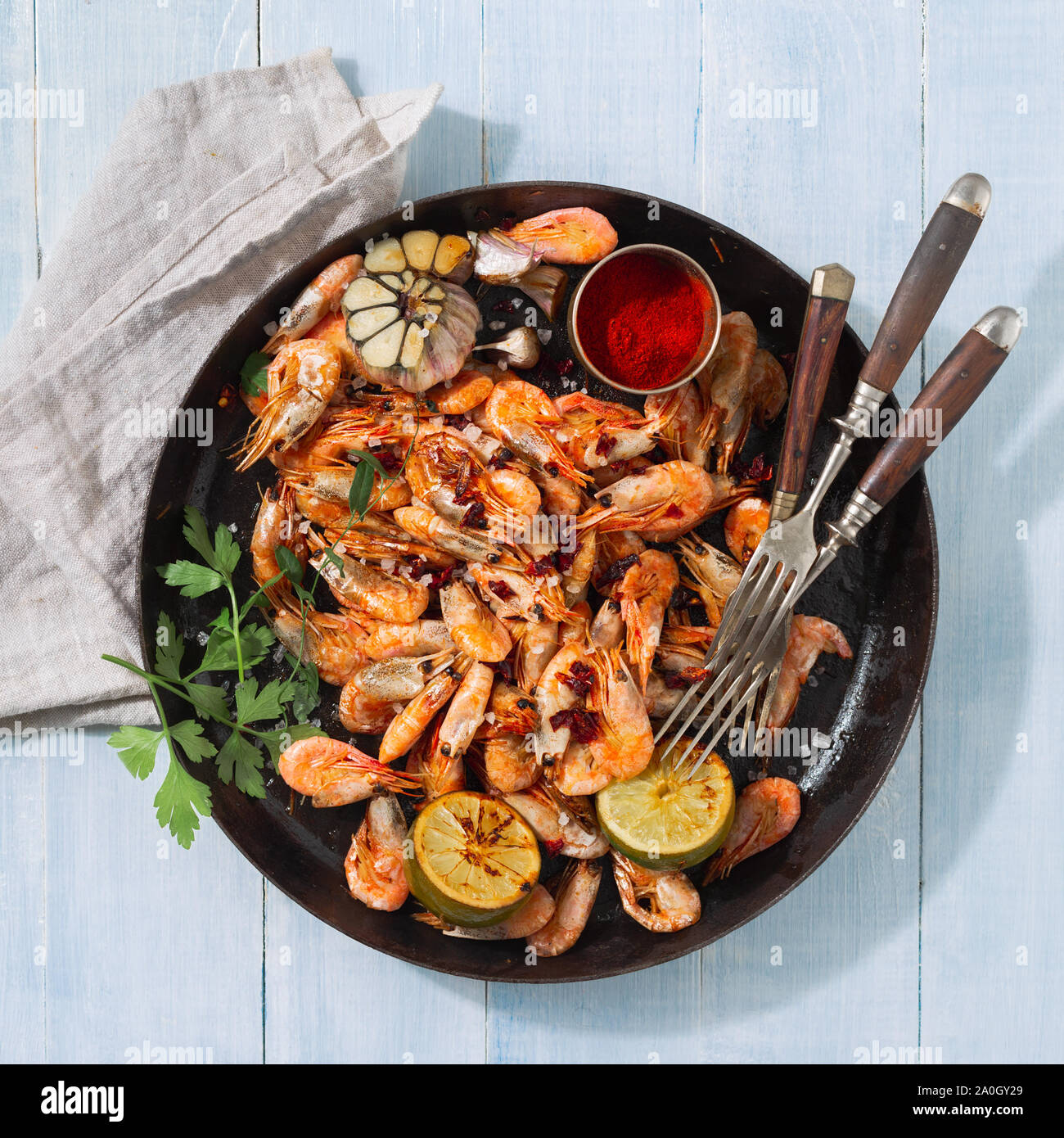 Sauté de crevettes fraîches sur un fond de bois bleu Vue de dessus Banque D'Images