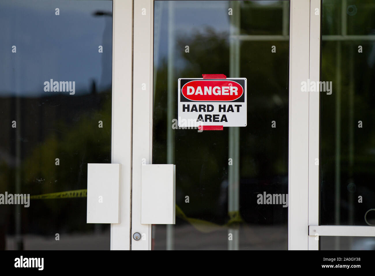 Panneau exigeant une protection de casque dans une zone de construction Banque D'Images