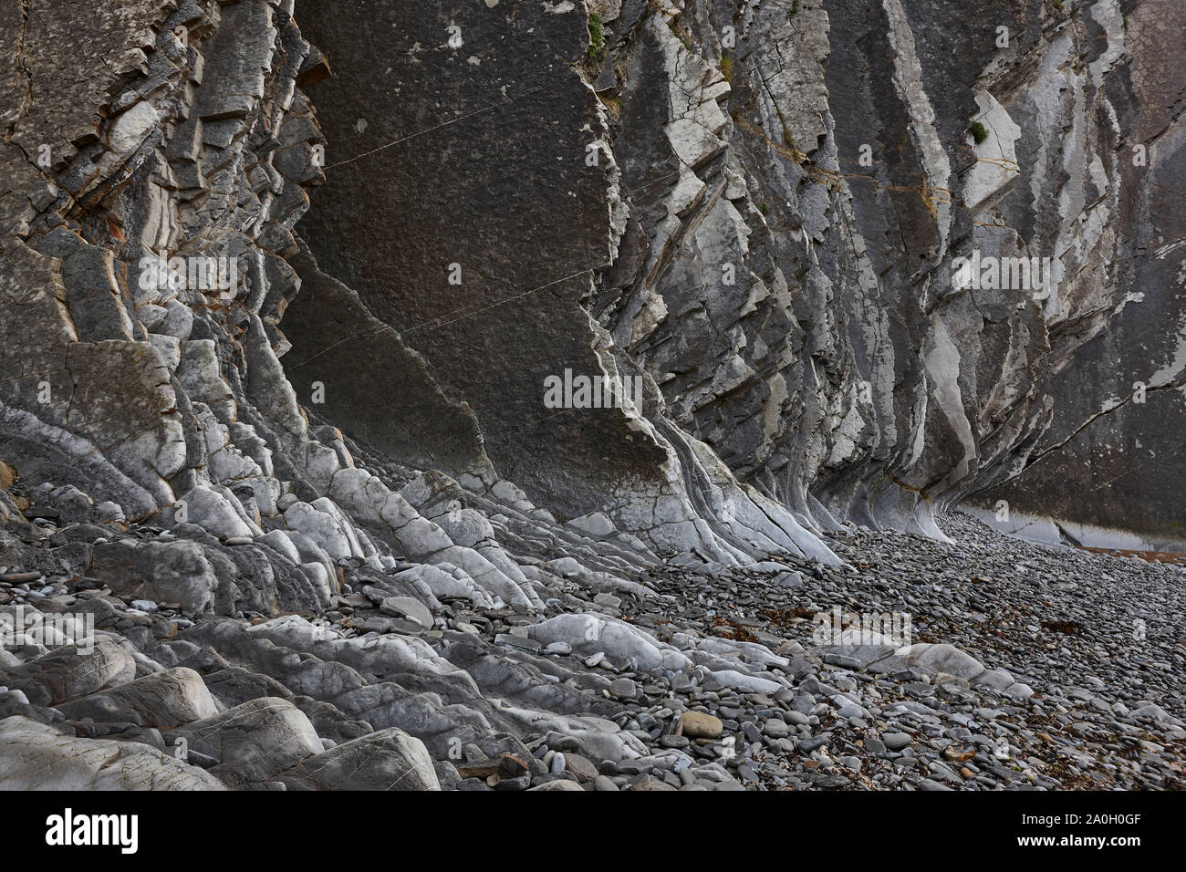 Formation rocheuse spectaculaire flysch côte cantabrique en Zumaia, l'Euskadi. Espagne Banque D'Images