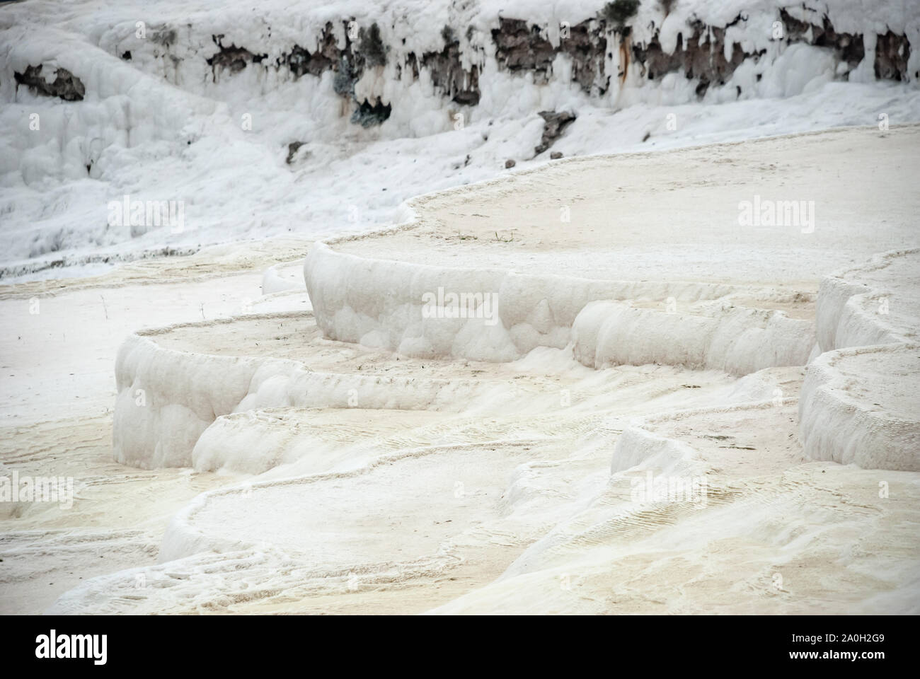 Avis de Pamukkale travertin minéraux carbonatés hot pools. Pamukkale, Turquie. Banque D'Images
