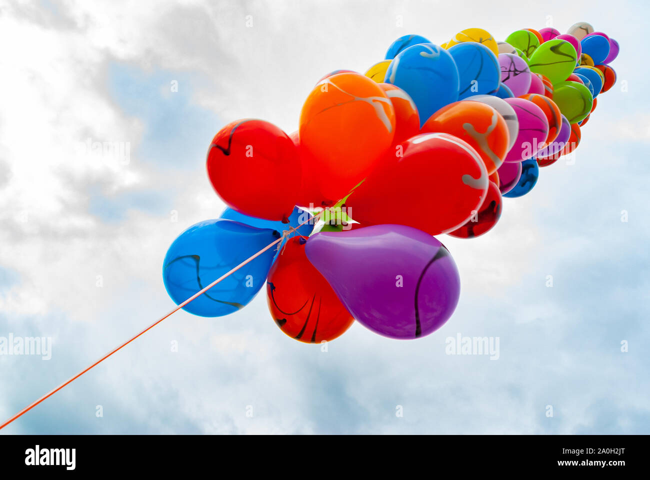 Différentes couleurs de ballons au ciel nuageux ciel bleu. Focus sélectif. Banque D'Images