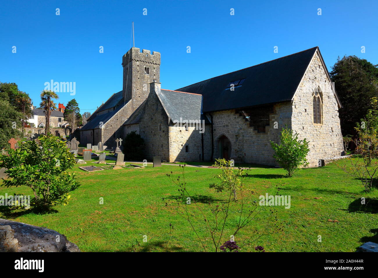 Iltids ville Saint église à Llantwit Major, dans le sud du Pays de Galles situé au milieu de ce qui était un village rural près de Cardiff. Banque D'Images