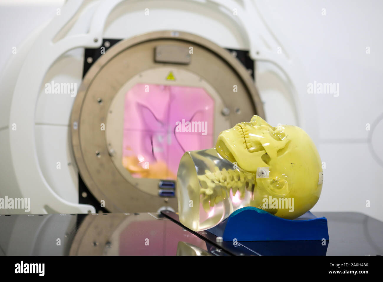 Le tissu humain mimant la tête de mannequin sur un accélérateur linéaire (linac) utilisé pour la radiothérapie pour les patients atteints de cancer Banque D'Images