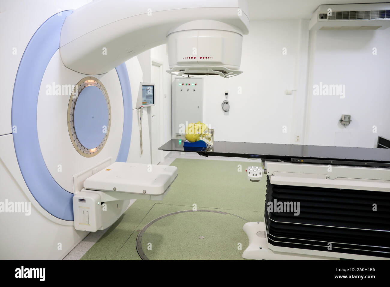 Le tissu humain mimant la tête de mannequin sur un accélérateur linéaire (linac) utilisé pour la radiothérapie pour les patients atteints de cancer Banque D'Images