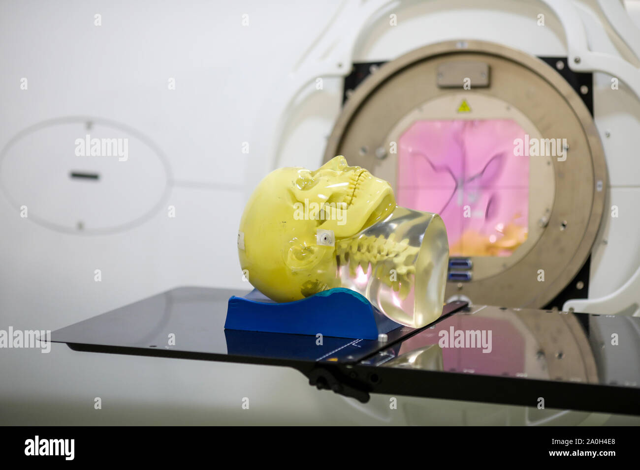 Le tissu humain mimant la tête de mannequin sur un accélérateur linéaire (linac) utilisé pour la radiothérapie pour les patients atteints de cancer Banque D'Images