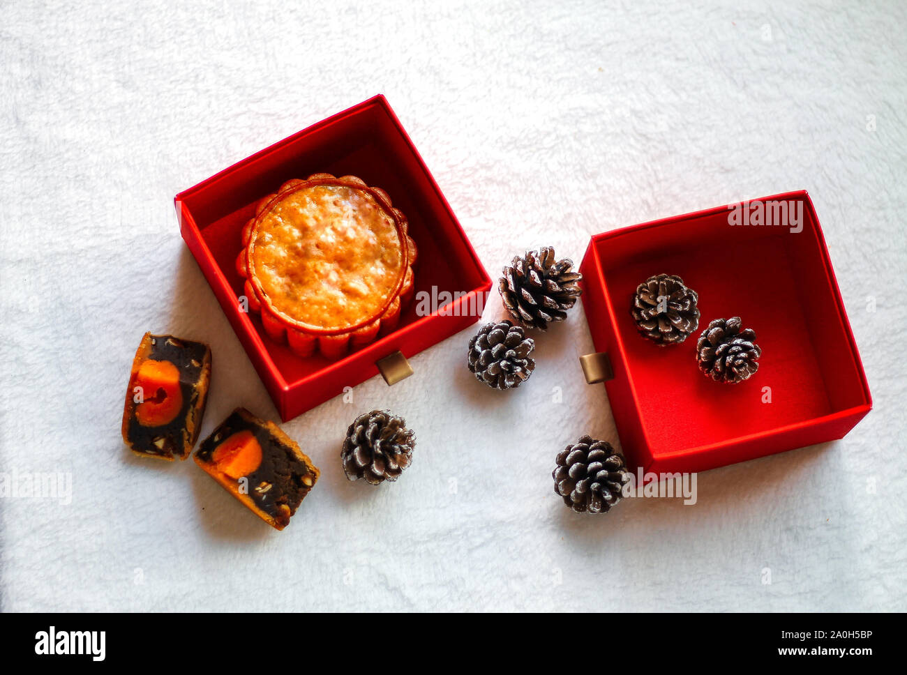 Gâteau traditionnel de lune dans une boîte rouge, mangé pendant le festival de la mi-automne Banque D'Images
