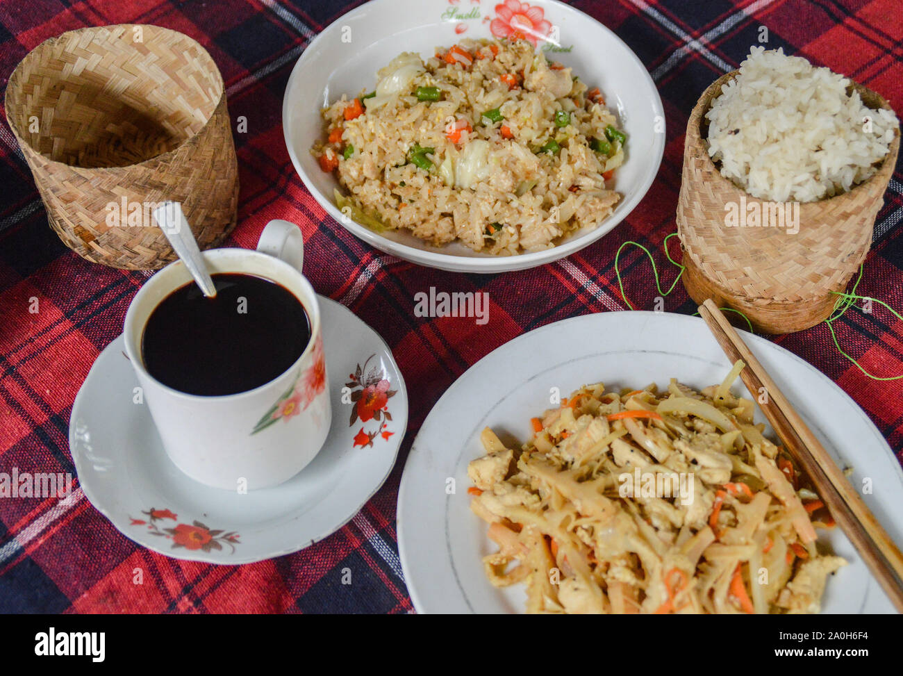 Produits frais bio légumes locaux vendus dans le célèbre marché du matin de Luang Prabang au Laos Banque D'Images
