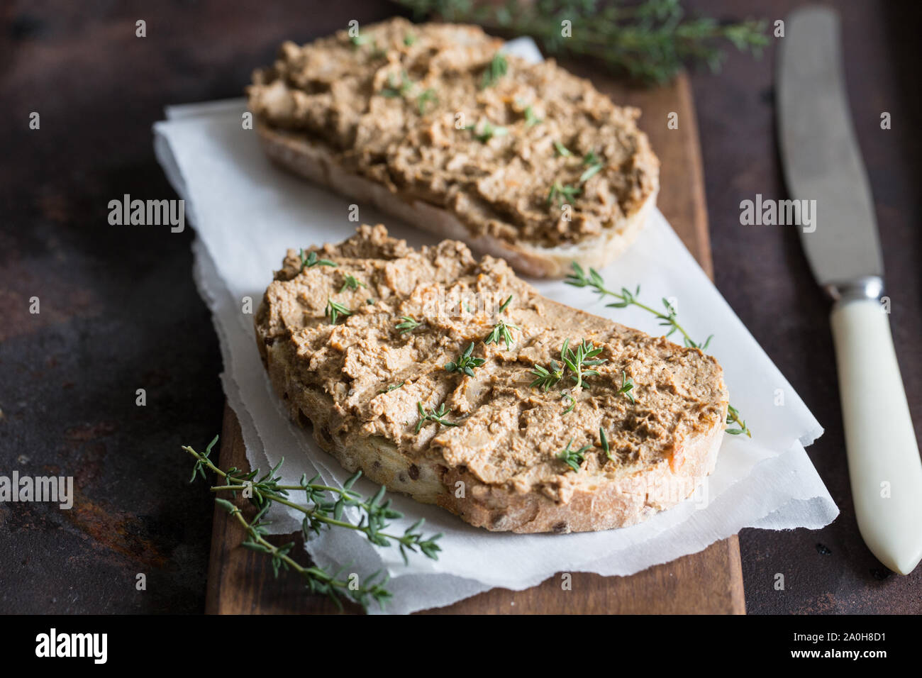 Le pâté de foie de poulet fraîches faites maison. Le pâté de foie de poulet sur du pain et en pot sur fond sombre/ Banque D'Images