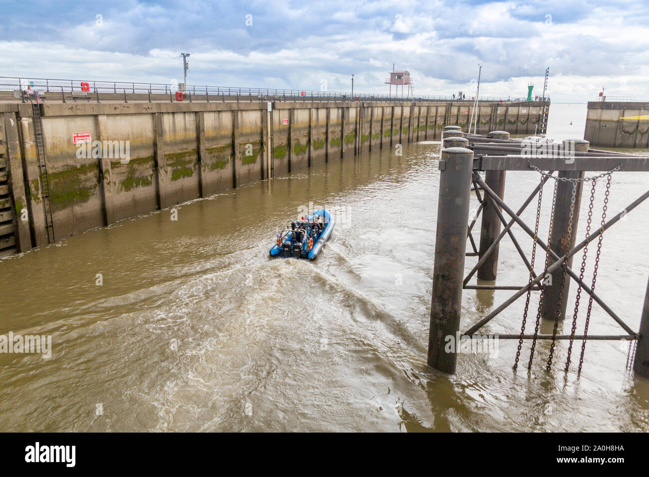 Une côte pleine de touristes quitte l'un des verrous qui donnent accès à la Bristol Channel de la baie de Cardiff, Glamorgan, Pays de Galles, Royaume-Uni Banque D'Images