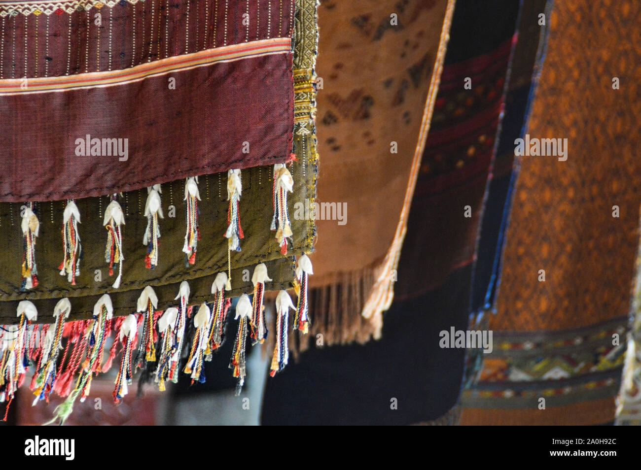 Les Silks Laotien tissés à la main traditionnels vendus comme souvenirs populaires dans le marché nocturne de Luang Prabang, Laos Banque D'Images
