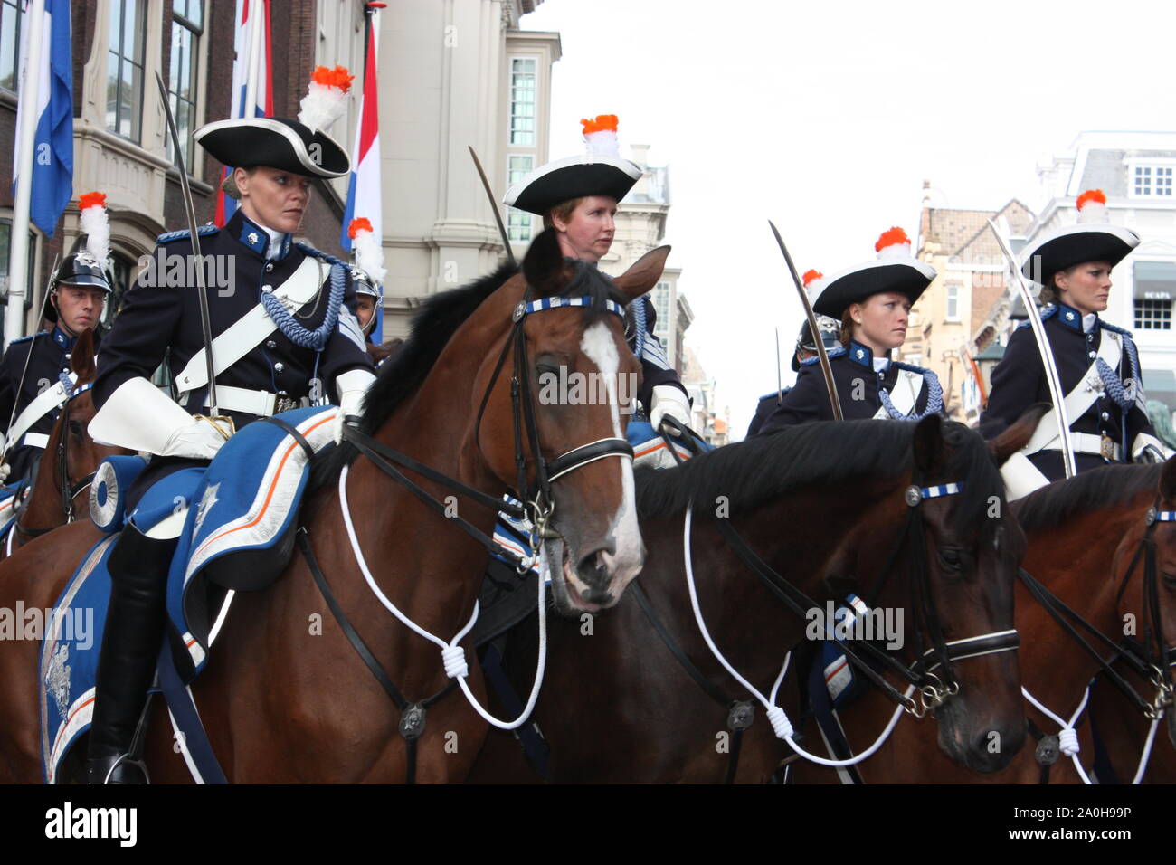 Les soldats de cavalerie escorté le car d'Or a commencé à partir de la palais Noordeinde à La Ridderzaal pendant Prinsjesdag procession en Den Haag. Banque D'Images