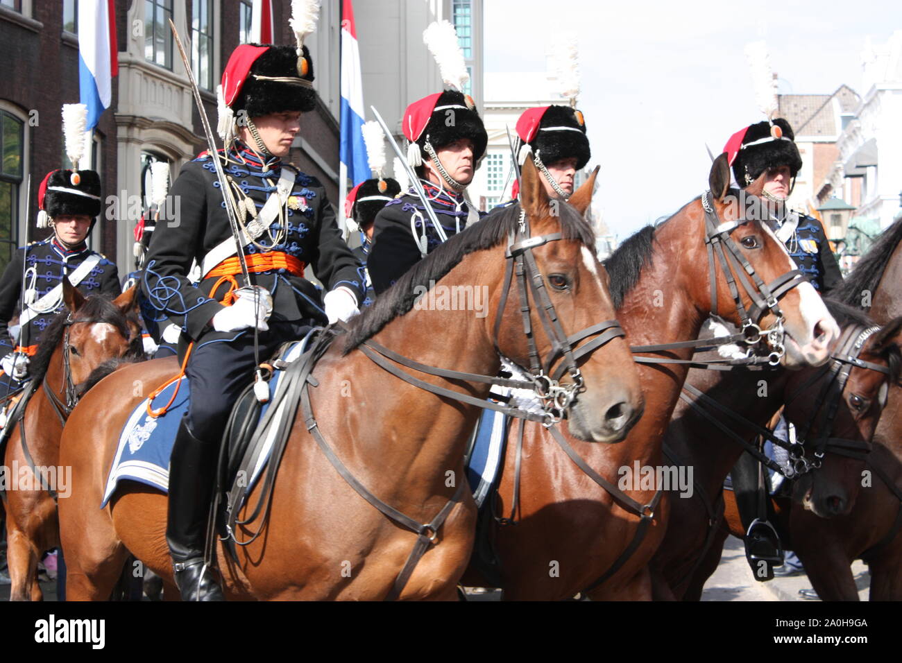 Les soldats de cavalerie escorté le car d'Or a commencé à partir de la palais Noordeinde à La Ridderzaal pendant Prinsjesdag procession en Den Haag. Banque D'Images