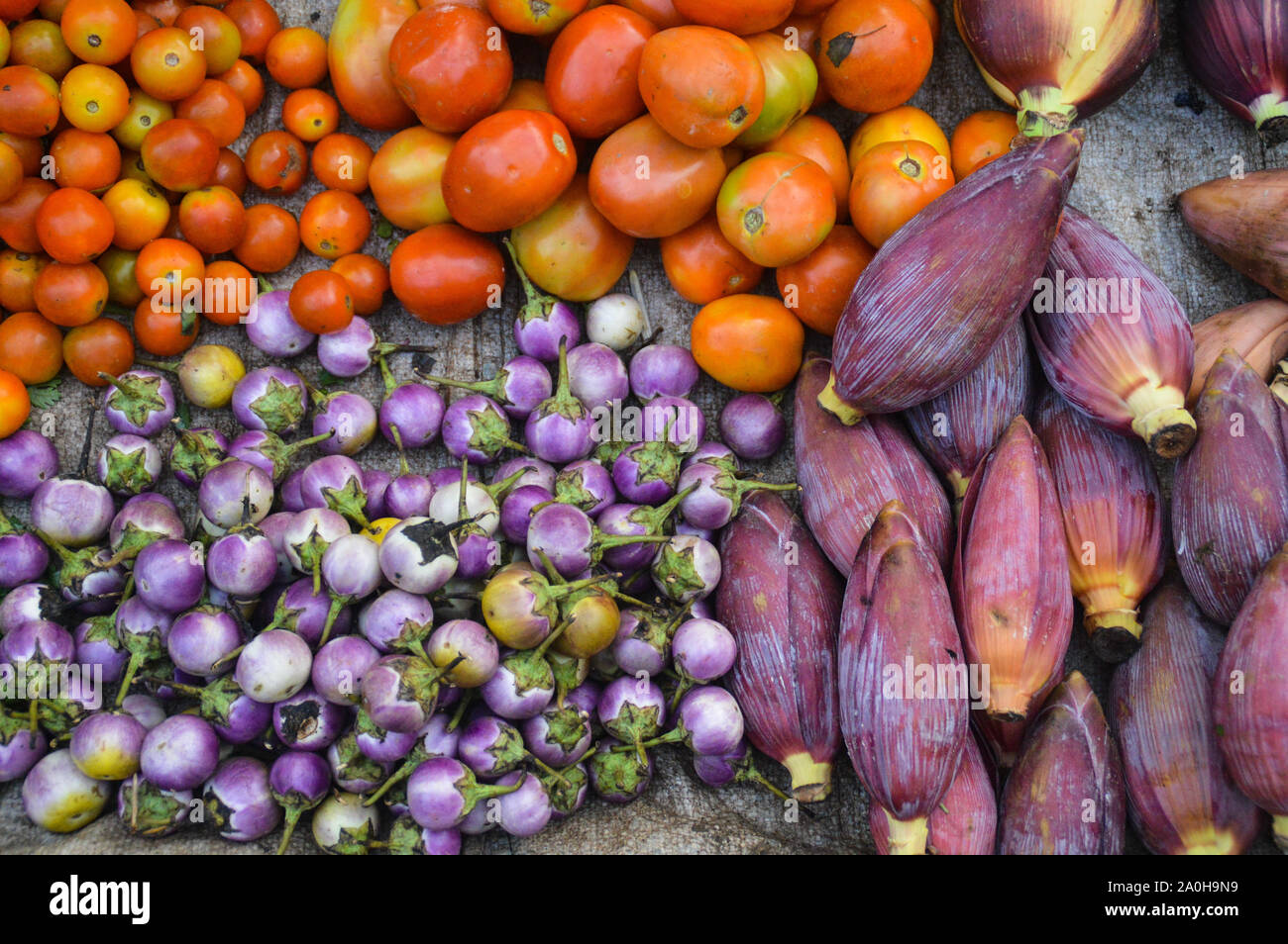 Produits frais bio légumes locaux vendus dans le célèbre marché du matin de Luang Prabang au Laos Banque D'Images