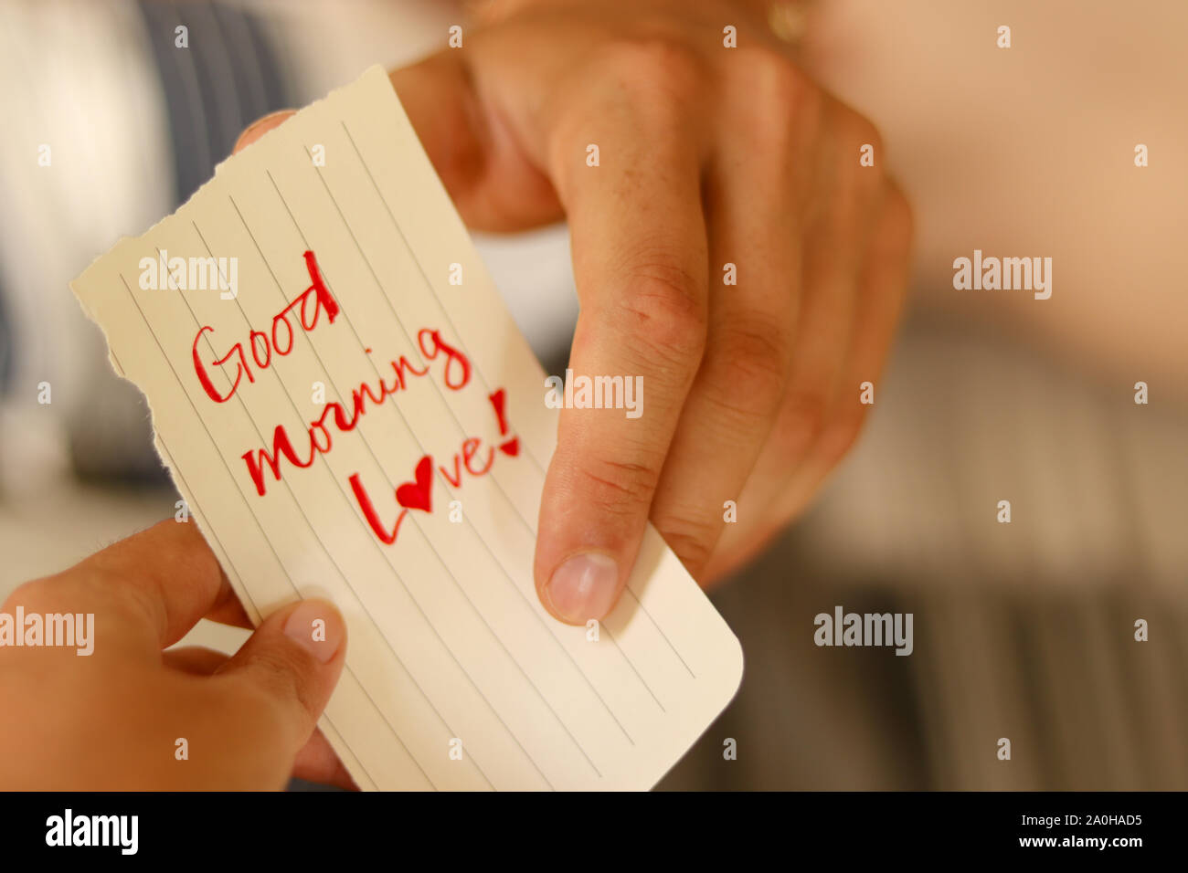 Un bon petit déjeuner note laissé pour un amoureux dormant toujours dans le lit pour montrer l'intimité, le romantisme et le thème de la Saint Valentin Banque D'Images