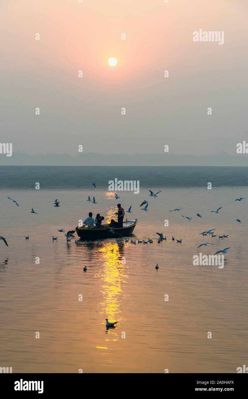 De petites embarcations sur la rivière Gange au coucher du soleil, Varanasi, Uttar Pradesh, Inde Banque D'Images