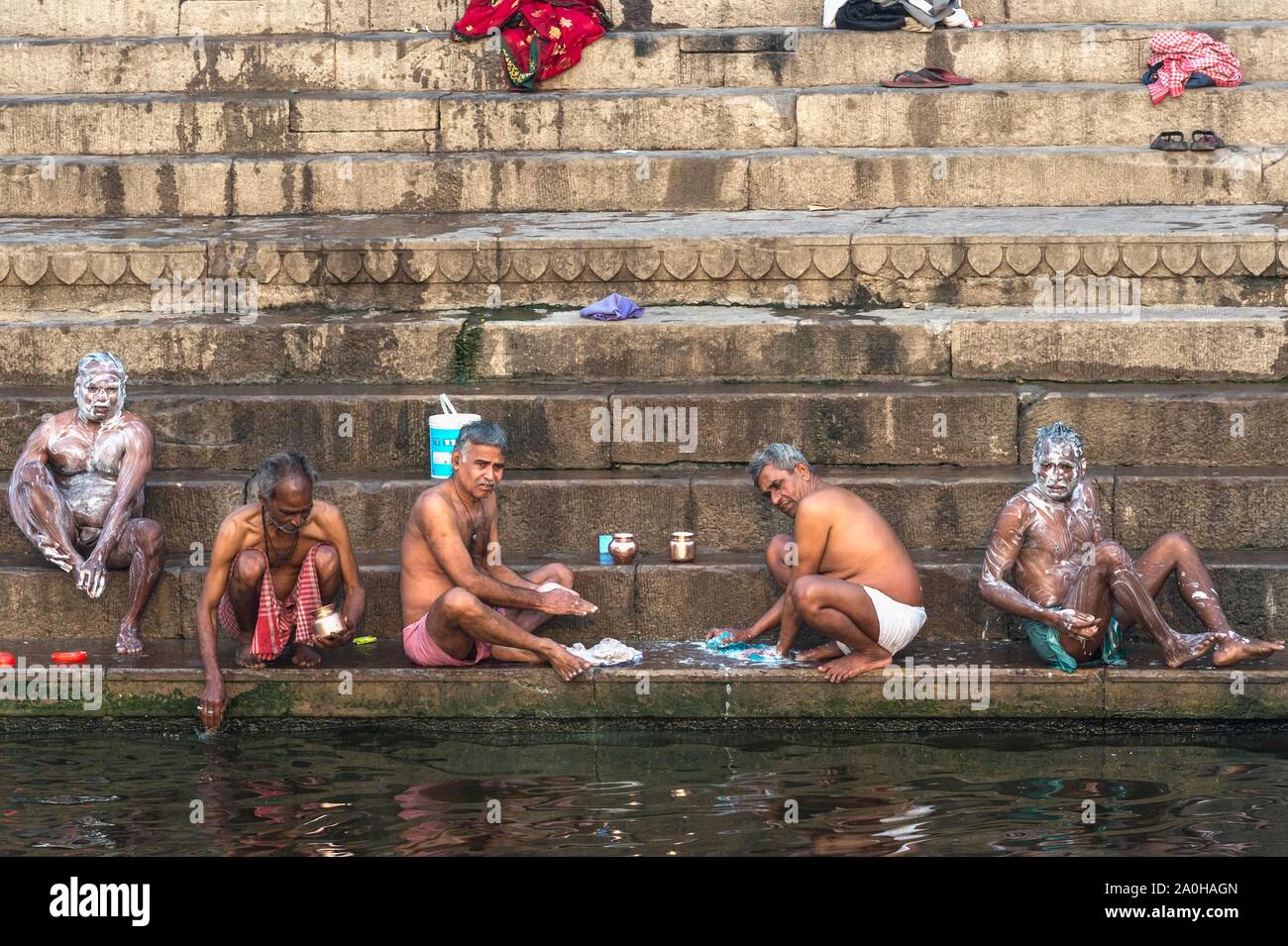 Les Indiens le bain sur un Ghat, Varanasi, Uttar Pradesh, Inde Banque D'Images