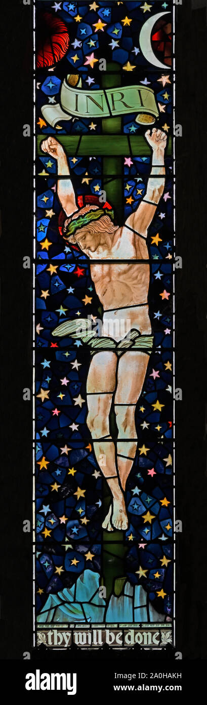 Le Christ sur la croix. Détail de la fenêtre de l'Est, l'église de Saint James, Staveley, Parc National de Lake District, Cumbria, Angleterre, Royaume-Uni, Europe. Banque D'Images
