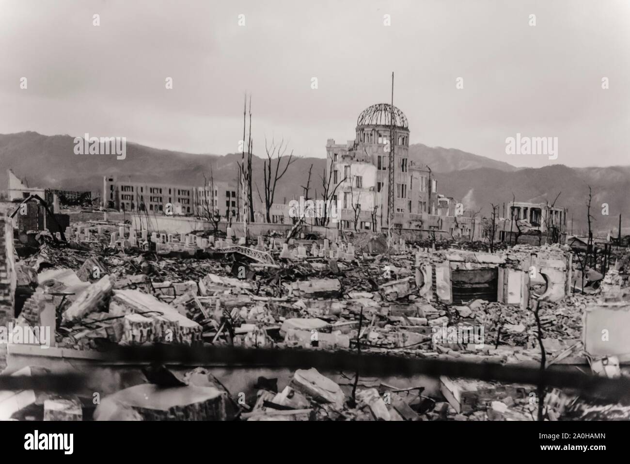 La photographie noir et blanc historique, ruines avec dôme de la bombe atomique après avoir laissé tomber la bombe atomique de Hiroshima, Hiroshima Peace Memorial Museum Banque D'Images