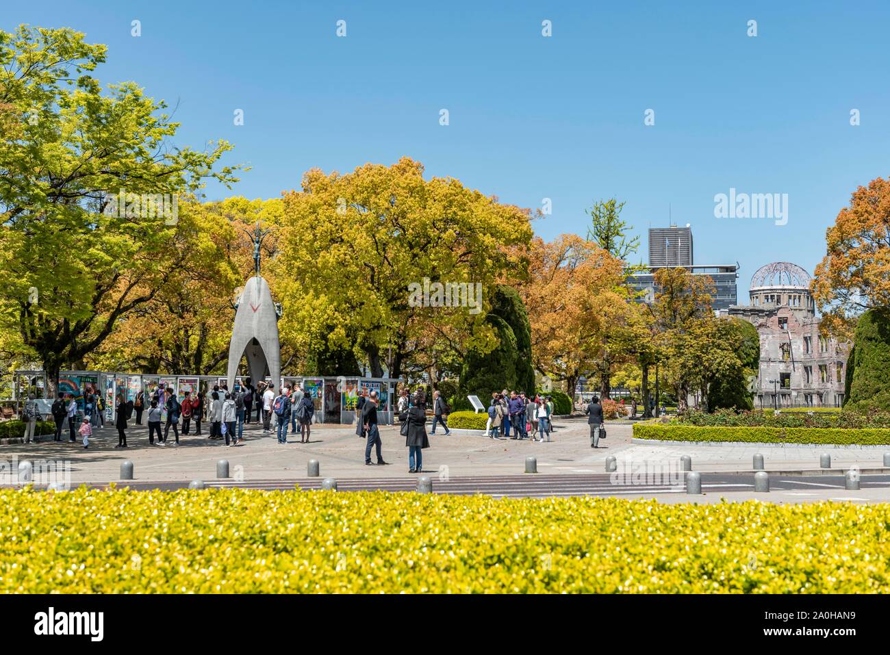 Monument de la paix des enfants, Children's Peace Monument, et Dôme de la Bombe Atomique, Hiroshima Peace Park, parc de la paix, Hiroshima, Japon Banque D'Images