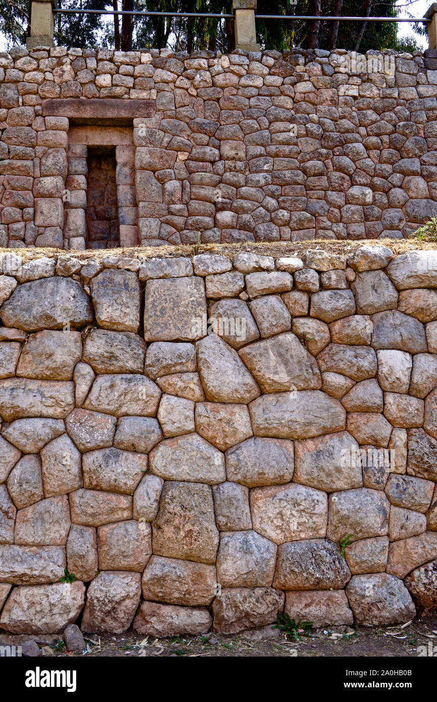 Cusco, une ville dans les Andes péruviennes, a été une fois capitale de l'Empire Inca, et est maintenant connu pour ses vestiges archéologiques et l'architecture coloniale espagnole. Plaza de Armas est la place centrale de la vieille ville, avec ses arcades, balcons en bois sculpté et mur Inca ruins. Le couvent Santo Domingo baroque a été construit au-dessus de l'Incas Temple du Soleil (Qoricancha), et des vestiges archéologiques de pierre Inca. Banque D'Images