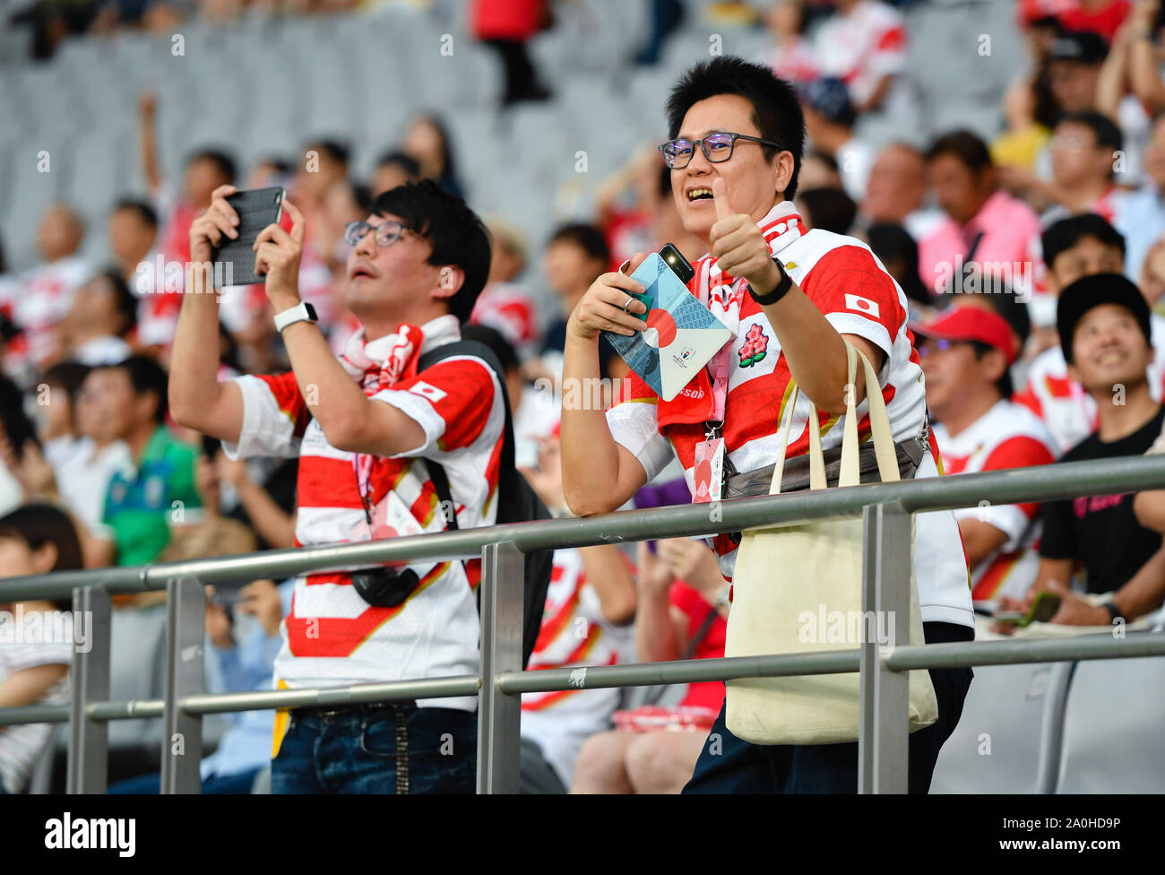 Des fans japonais appréciant les 'Blue Impulse' autopont jet avant la piscine un match entre le Japon et la Russie au Tokyo Stadium, Tokyo, Japon. Photo date : vendredi 20 septembre 2019. Histoire RUGBYU PA Voir le Japon. Crédit photo doit se lire : Ashley Western/PA Wire. RESTRICTIONS : un usage éditorial uniquement. Strictement aucun usage commercial ou d'association. Utilisez uniquement de l'image fixe. L'utilisation implique l'acceptation de la RWC 2019 T&Cs (en particulier l'article 5 de la RWC 2019 T&Cs) à : https://bit.ly/2knOId6 Banque D'Images