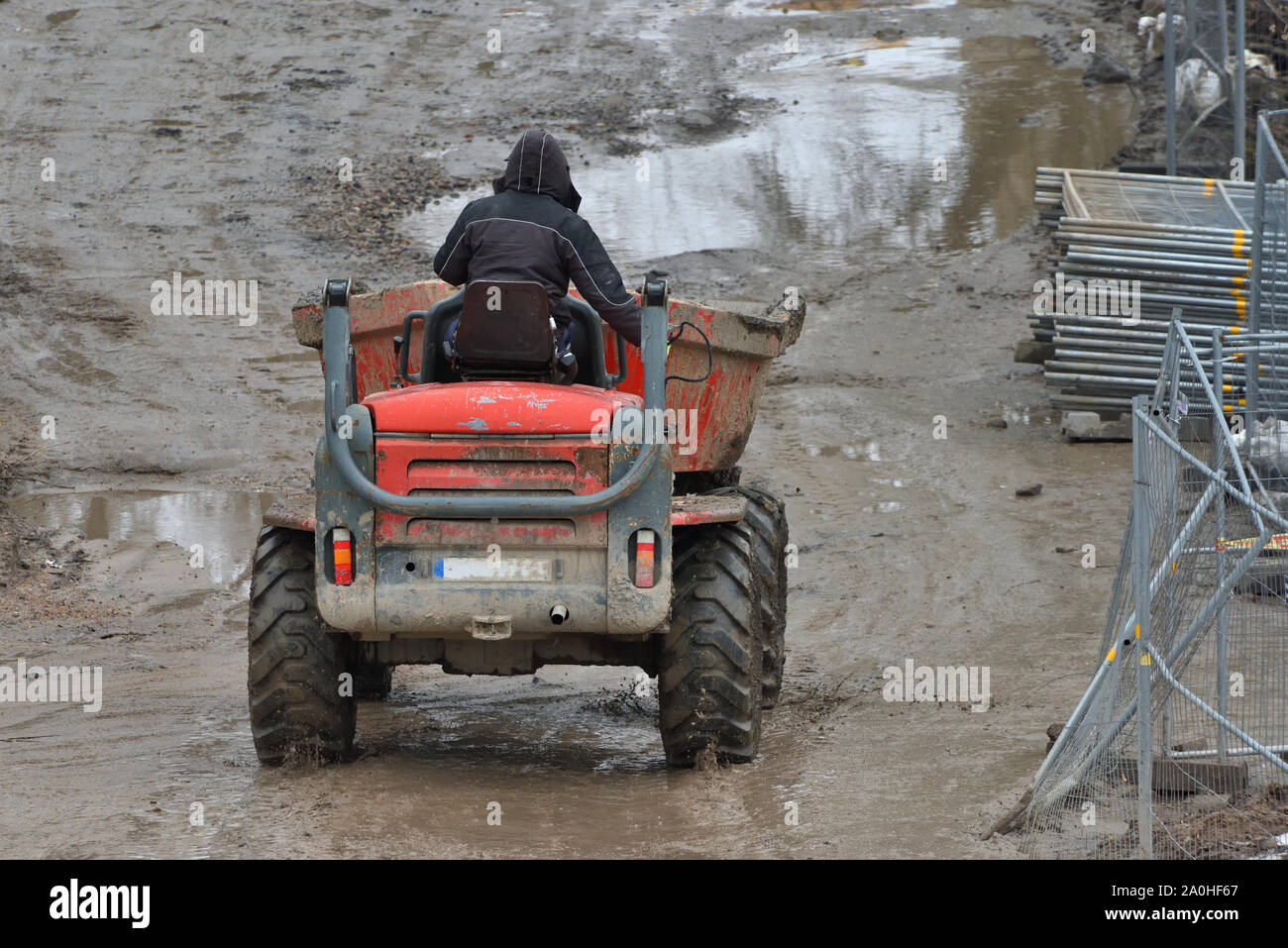 Petit Dump Truck hauling sol lors de la construction de routes Banque D'Images