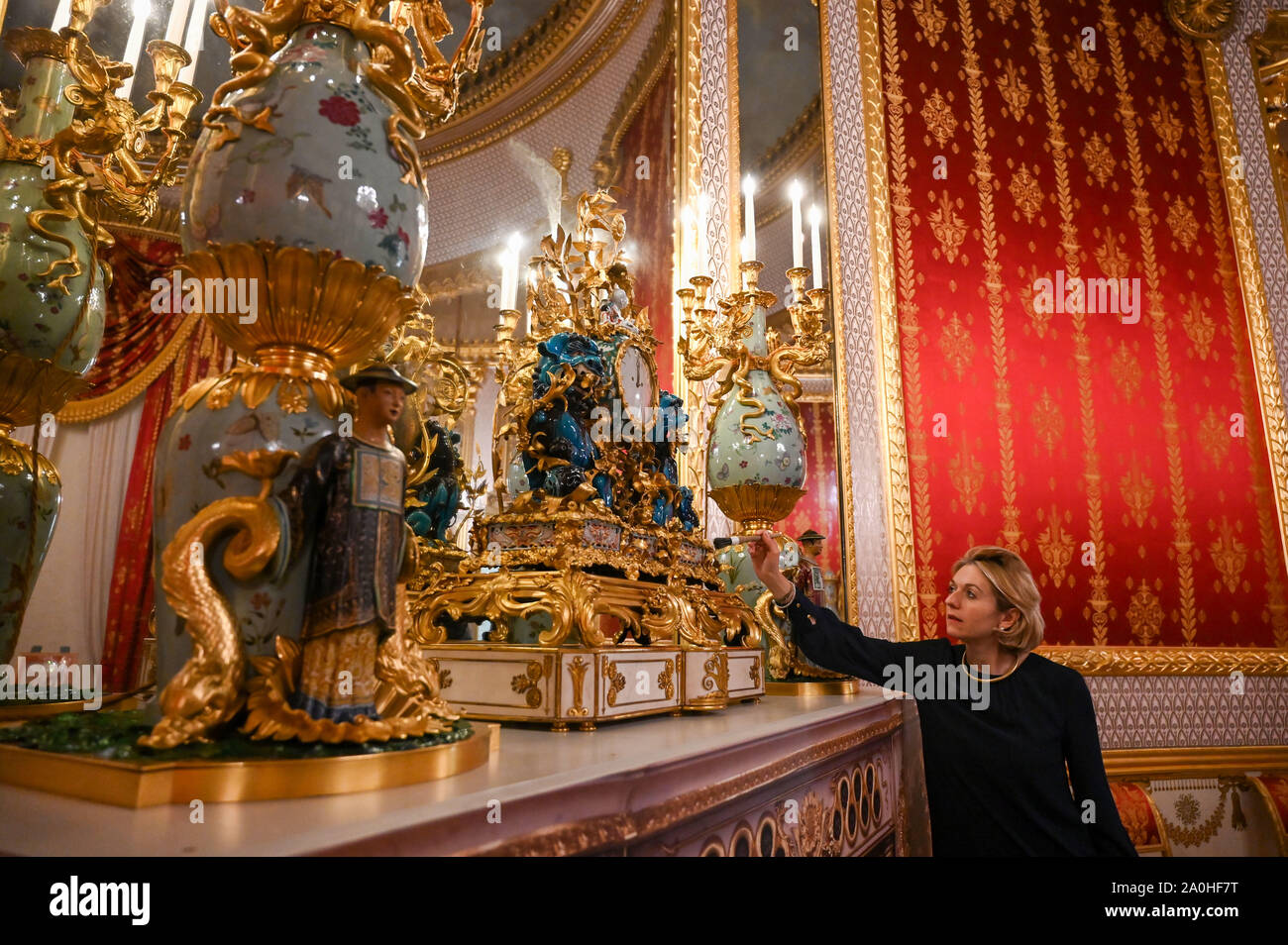 Brighton, UK. Sep 20, 2019. Nicola Turner Inman le Conservateur adjoint des Arts Décoratifs (Projets) avec le réveil de Kylin qui fait partie de plus de 120 œuvres d'art décoratif qui étaient à l'origine commandé par le Prince Régent qui se poursuivent au Royal Pavilion à Brighton en tant qu'ils sont déplacés de Buckingham Palace et re-unis dans leur valeur précédente du Royal Pavilion . Les éléments sont prêté par Sa Majesté la Reine et sera à l'affiche au cours des deux années de crédit : Simon Dack/Alamy Live News Banque D'Images