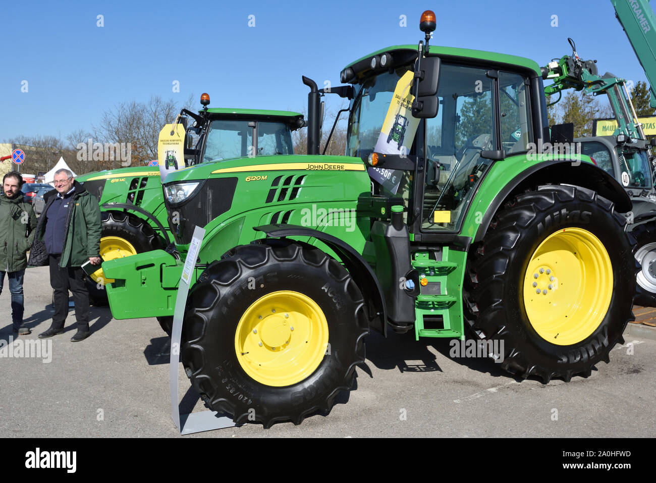 Kaunas, Lituanie - 04 avril : tracteurs John Deere et le logo à Kaunas sur Avril 04, 2019. John Deere est la société américaine qui fabrique l'agric Banque D'Images