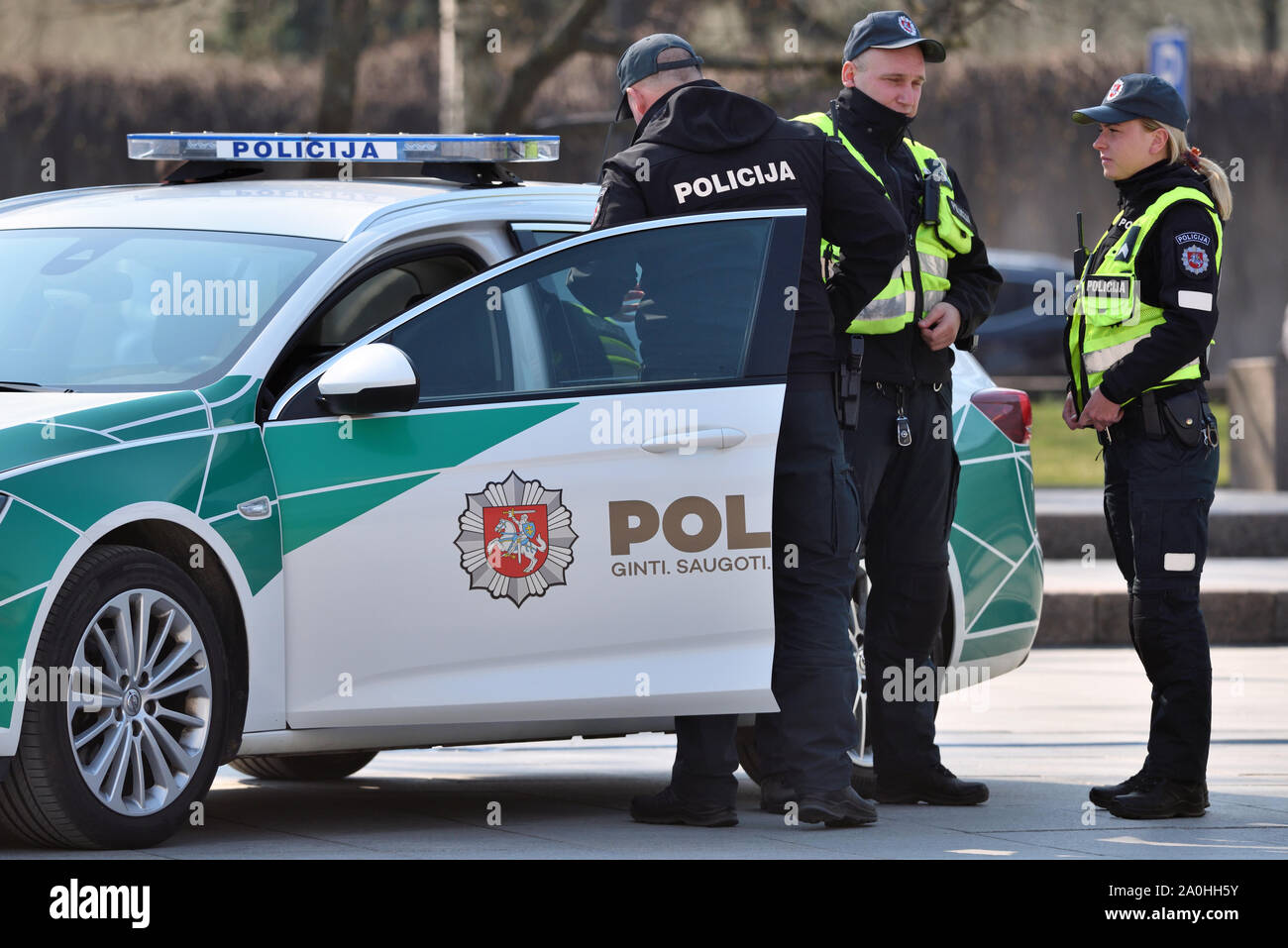 Vilnius, Lituanie - Avril 06 : voiture de police et les agents de police, dans la vieille ville de Vilnius, 06 avril 2019 à Vilnius en Lituanie. Vilnius est la capitale de la Li Banque D'Images